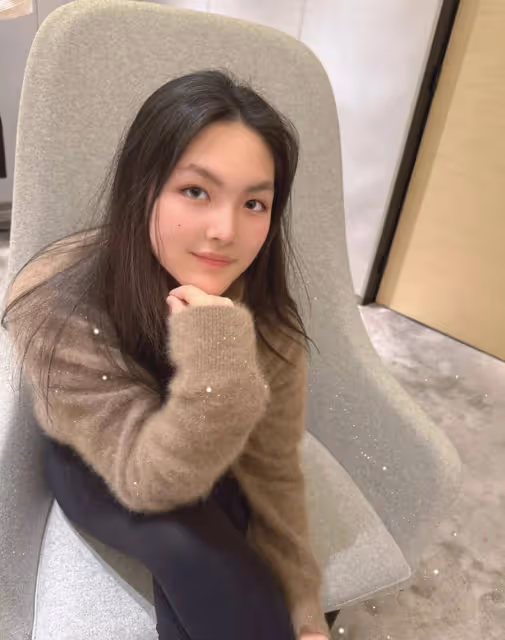王詩齡逛街,進店店員端上果汁招待,蹺腿坐沙發上大小姐氣質十足