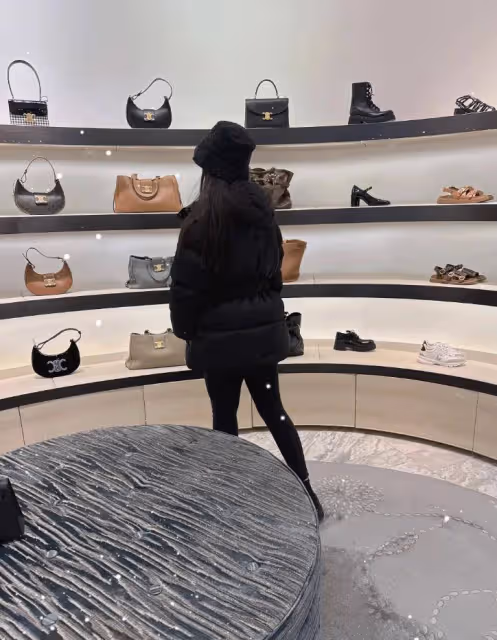 王詩齡逛街,進店店員端上果汁招待,蹺腿坐沙發上大小姐氣質十足