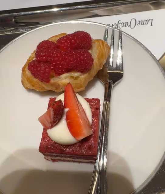 王詩齡逛街,進店店員端上果汁招待,蹺腿坐沙發上大小姐氣質十足