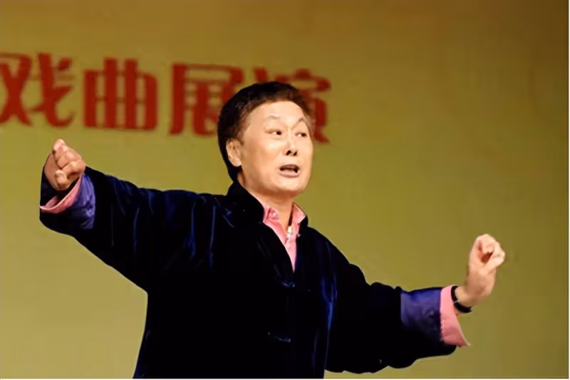 三次獲得「梅花獎」,47歲再婚嫁年邁恩師,70多歲依然聲音洪亮