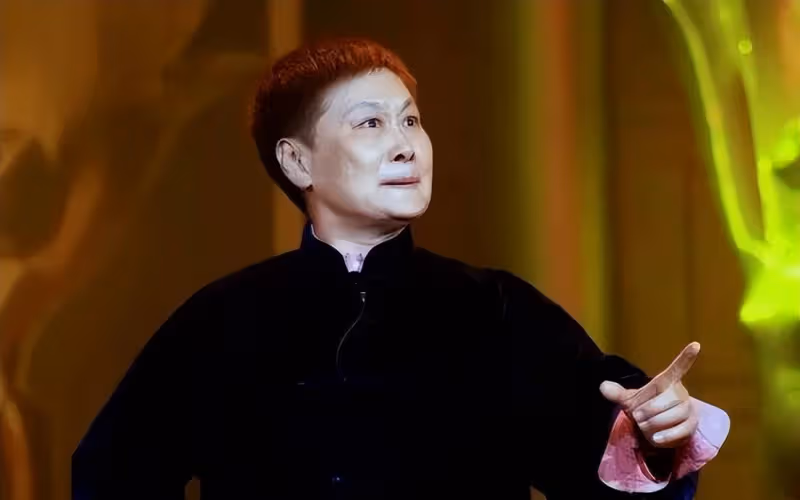 三次獲得「梅花獎」,47歲再婚嫁年邁恩師,70多歲依然聲音洪亮
