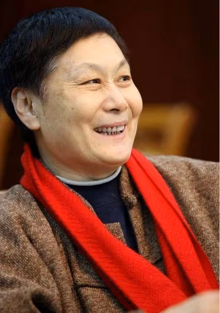三次獲得「梅花獎」,47歲再婚嫁年邁恩師,70多歲依然聲音洪亮