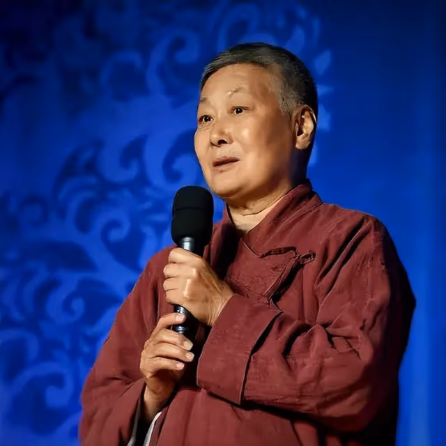 三次獲得「梅花獎」,47歲再婚嫁年邁恩師,70多歲依然聲音洪亮