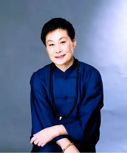 三次獲得「梅花獎」,47歲再婚嫁年邁恩師,70多歲依然聲音洪亮