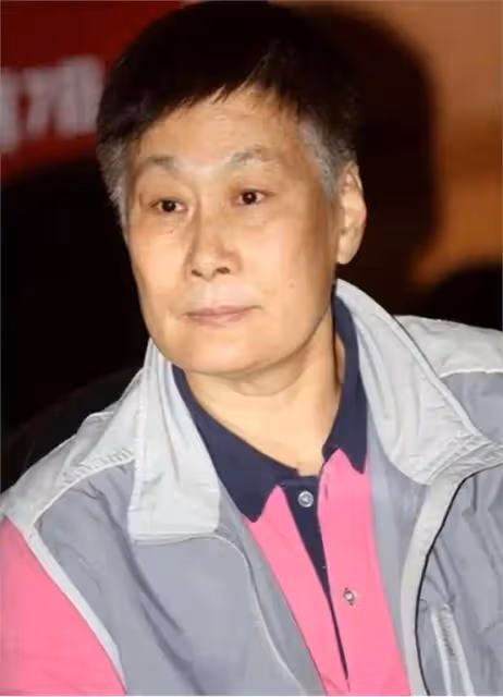 三次獲得「梅花獎」，47歲再婚嫁年邁恩師，70多歲依然聲音洪亮
