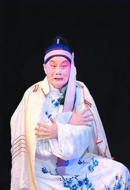 三次獲得「梅花獎」，47歲再婚嫁年邁恩師，70多歲依然聲音洪亮