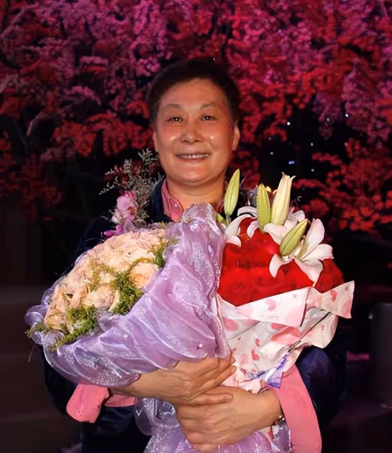 三次獲得「梅花獎」，47歲再婚嫁年邁恩師，70多歲依然聲音洪亮