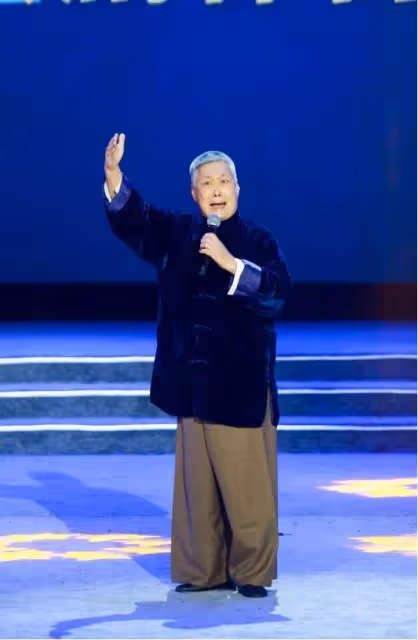 三次獲得「梅花獎」，47歲再婚嫁年邁恩師，70多歲依然聲音洪亮