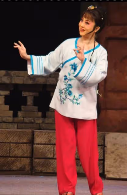 三次獲得「梅花獎」，47歲再婚嫁年邁恩師，70多歲依然聲音洪亮