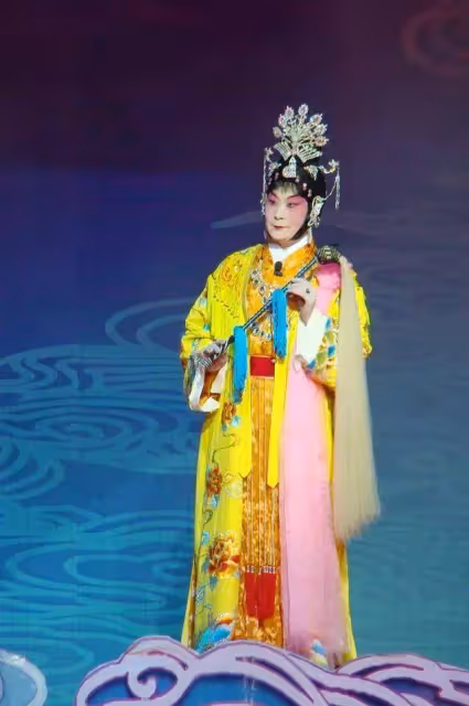 三次獲得「梅花獎」,47歲再婚嫁年邁恩師,70多歲依然聲音洪亮