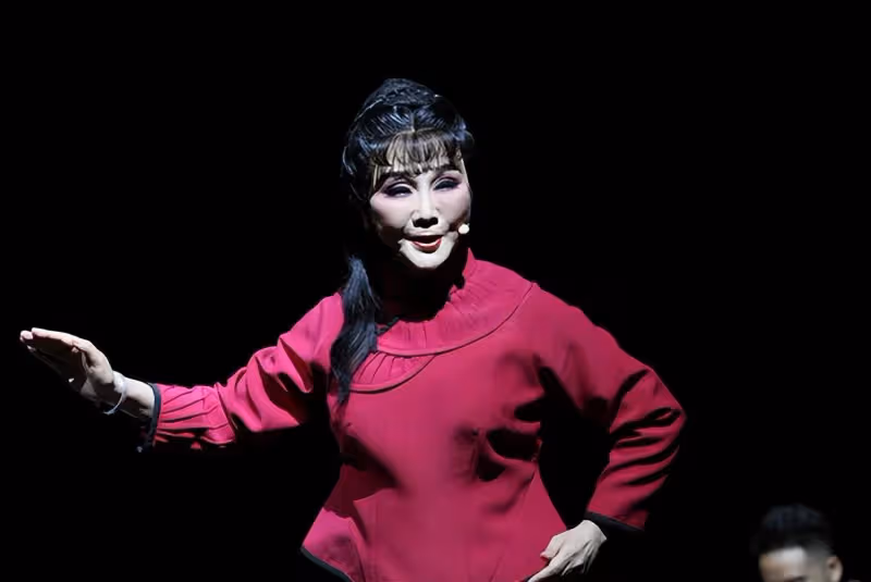 三次獲得「梅花獎」,47歲再婚嫁年邁恩師,70多歲依然聲音洪亮