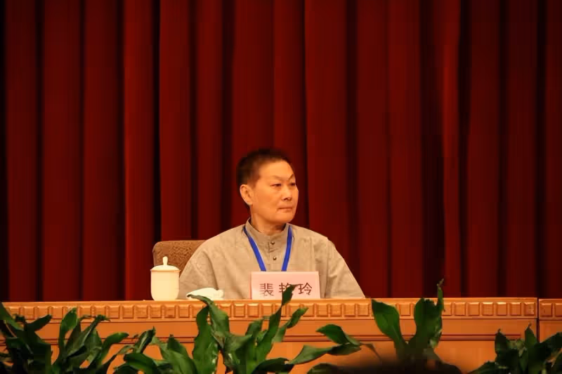 三次獲得「梅花獎」,47歲再婚嫁年邁恩師,70多歲依然聲音洪亮