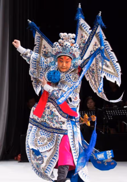 三次獲得「梅花獎」,47歲再婚嫁年邁恩師,70多歲依然聲音洪亮