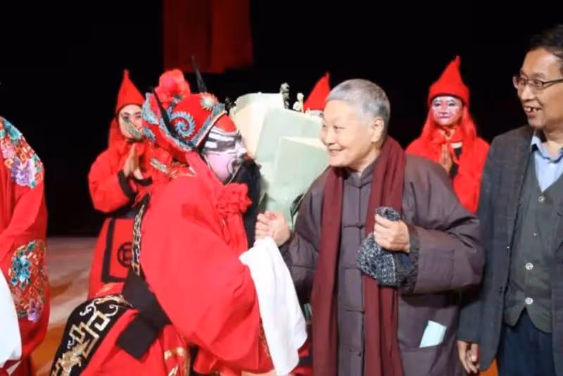 三次獲得「梅花獎」,47歲再婚嫁年邁恩師,70多歲依然聲音洪亮