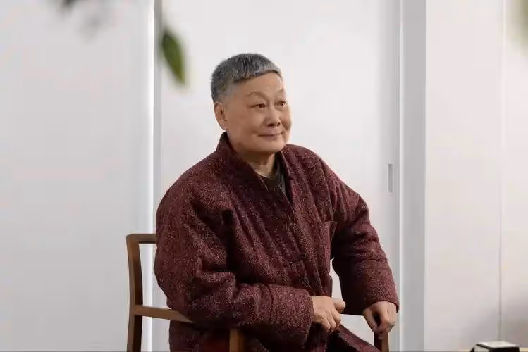 三次獲得「梅花獎」,47歲再婚嫁年邁恩師,70多歲依然聲音洪亮