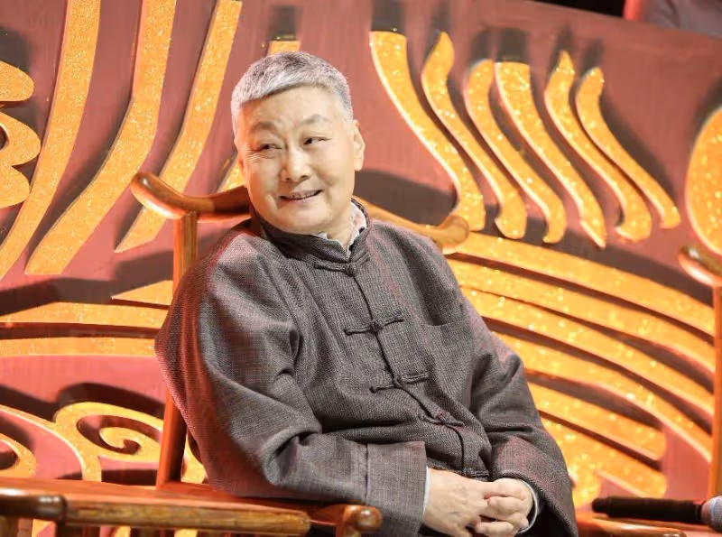 三次獲得「梅花獎」,47歲再婚嫁年邁恩師,70多歲依然聲音洪亮