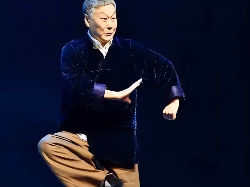 三次獲得「梅花獎」,47歲再婚嫁年邁恩師,70多歲依然聲音洪亮