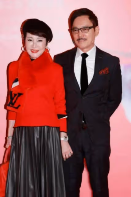 謝霆鋒全家日本過聖誕節,繼父也在王菲缺席,倆兒子跟爸爸一樣高