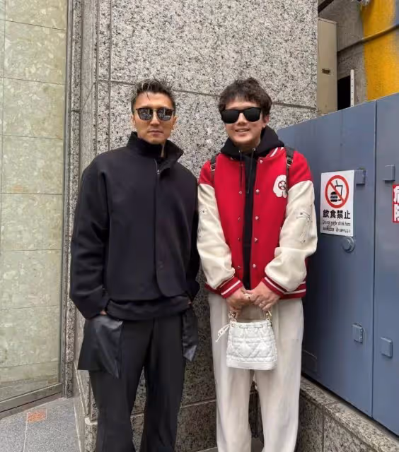 謝霆鋒全家日本過聖誕節,繼父也在王菲缺席,倆兒子跟爸爸一樣高