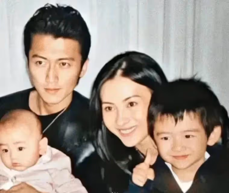 謝霆鋒全家日本過聖誕節,繼父也在王菲缺席,倆兒子跟爸爸一樣高