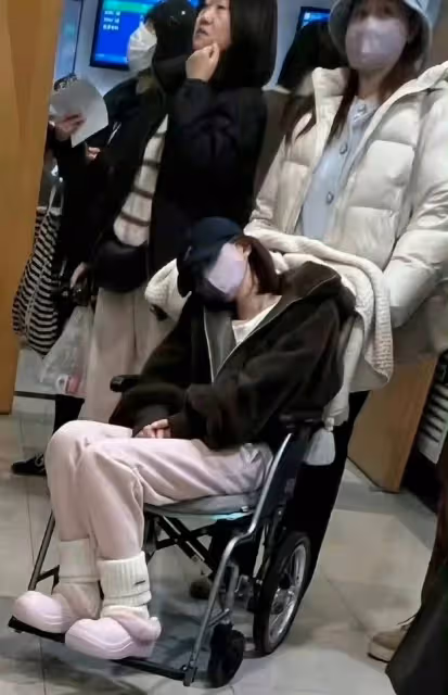 突發!趙露思被助理緊急送醫,坐輪椅無法走路,減肥瘦到不足80斤