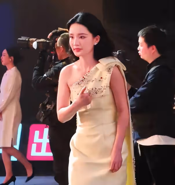 胖了又怎樣!34歲李沁韻味十足,腰臀比太絕,熱搜沸騰了