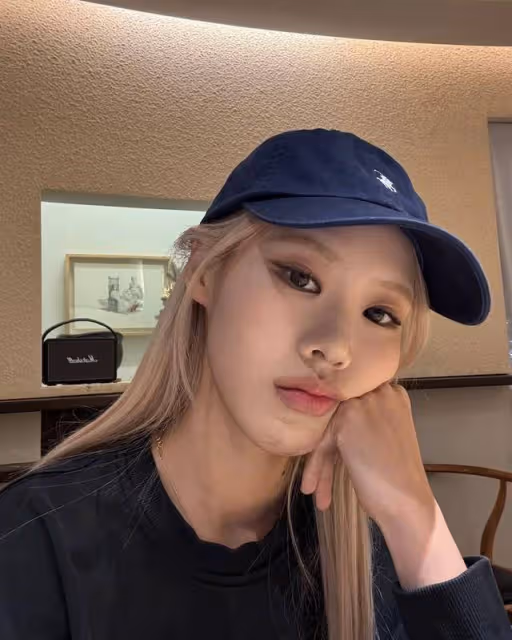 Rosé在簽售會上和分身合照，因為想到讓人不舒服，意外引起粉絲不滿