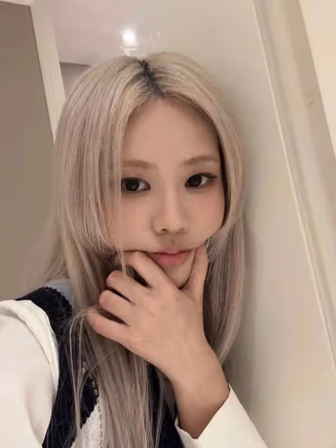 Rosé在簽售會上和分身合照，因為想到讓人不舒服，意外引起粉絲不滿