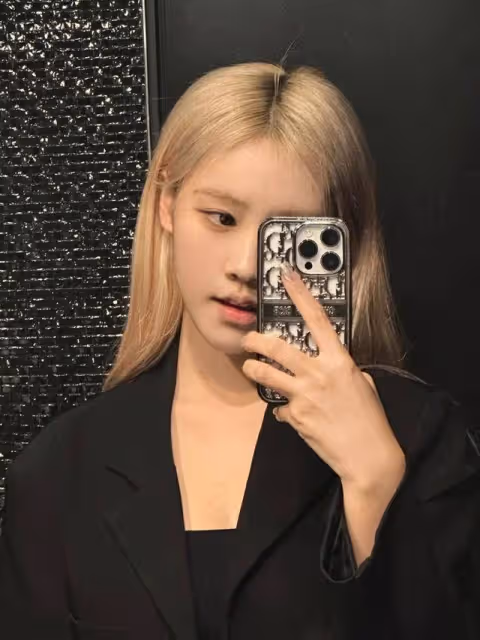 Rosé在簽售會上和分身合照，因為想到讓人不舒服，意外引起粉絲不滿