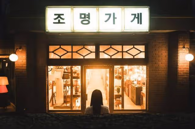 2024橫空出世的神劇！《照明商店》故事催淚反轉，以愛之名必看神作
