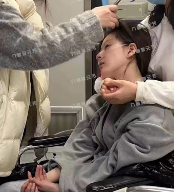 病情被曝光！趙露思送醫就診畫面曝光，說不了話走不了路