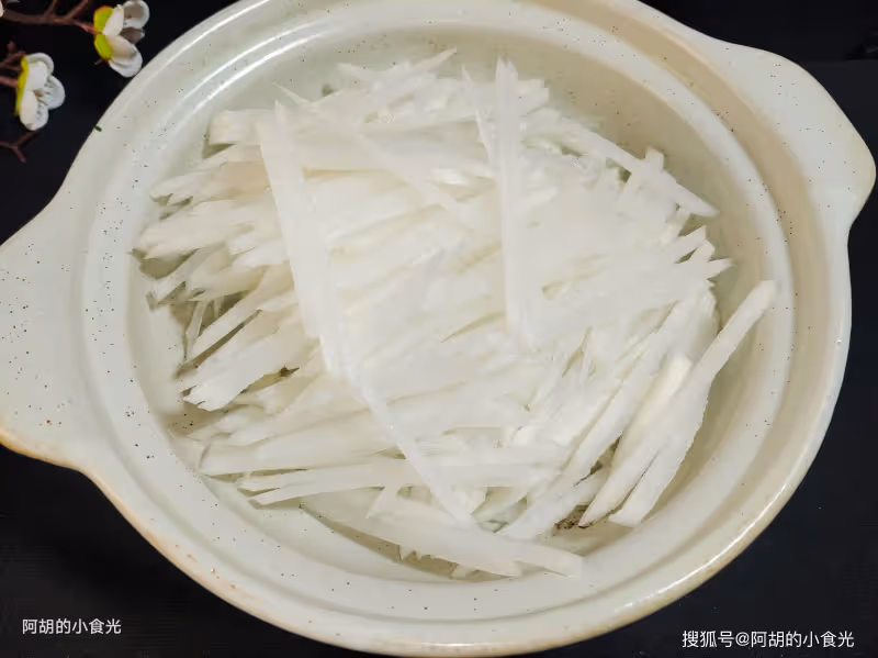 冬天裡接地氣的神仙菜,遇到使勁吃!照這樣燉一鍋,有葷有素、鮮潤無敵,一碗下肚全身都暖