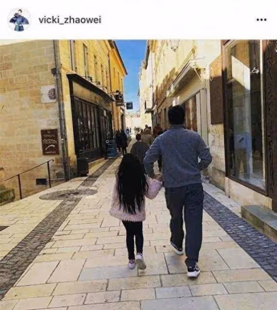 突發!趙薇官宣離婚,與黃有龍已分開多年,刪光對方相關動態