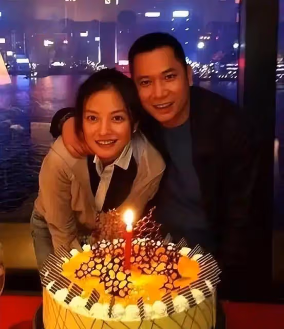 突發!趙薇官宣離婚,與黃有龍已分開多年,刪光對方相關動態