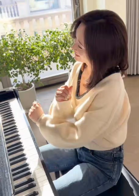 鄭鈞妻子42歲生日,眾明星上門送禮祝賀,北京豪宅內景曝光