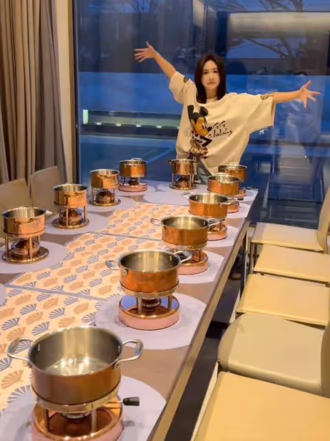 鄭鈞妻子42歲生日,眾明星上門送禮祝賀,北京豪宅內景曝光