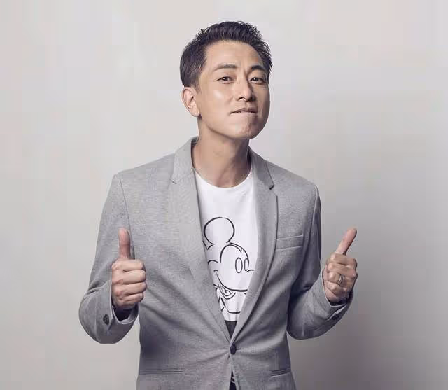 TVB前知名男星斷崖式衰老,面部浮腫眼袋明顯,撞臉韓國兩大男神