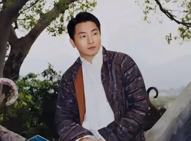 TVB前知名男星斷崖式衰老,面部浮腫眼袋明顯,撞臉韓國兩大男神