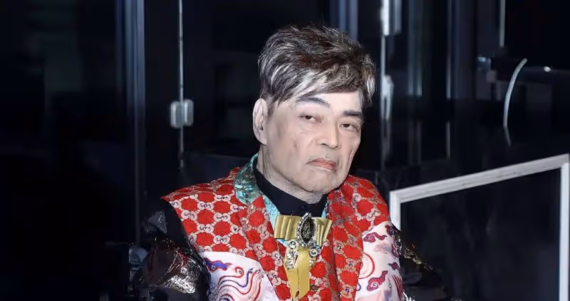 香港「靚聲王」張偉文身體抱恙入院,患失智症常咬手指,獨住養老院感淒涼