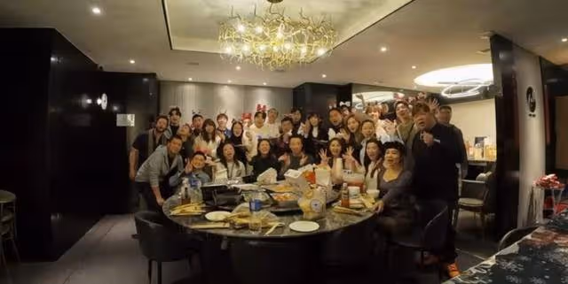 隆重！前港姐冠軍為10億身家男友慶生，拍拖6年多次啞忍對方緋聞