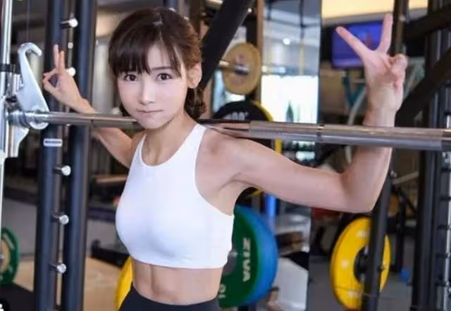 落選港姐與閨蜜拍美照秀長腿,出國學做麵包準備學唐詩詠當老闆