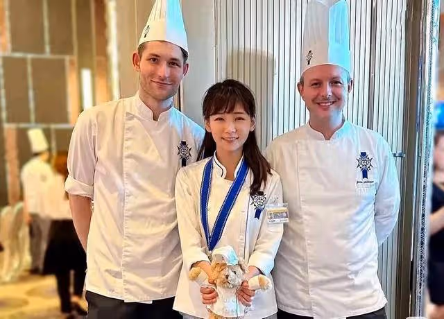 落選港姐與閨蜜拍美照秀長腿,出國學做麵包準備學唐詩詠當老闆