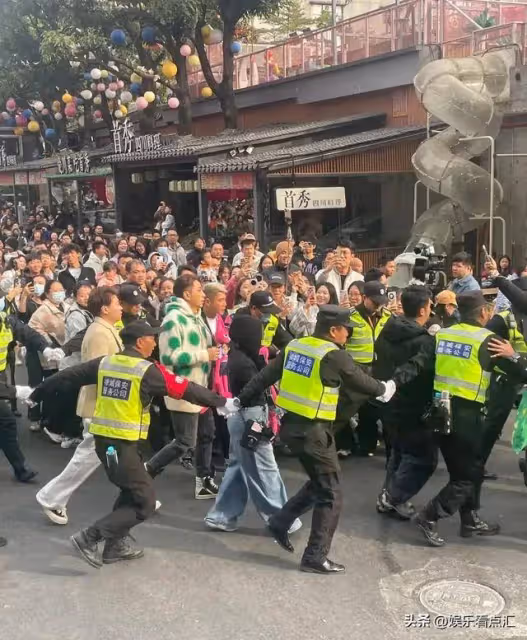 吳卓羲聖誕留港陪家人,渴望愛情但還沒出現,內地活動火爆創金句