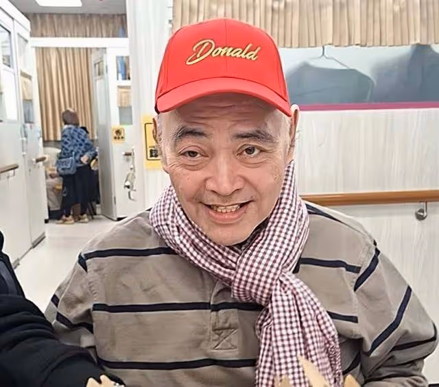 香港知名歌手身體抱恙入院,患失智症常咬手指,獨住養老院感淒涼
