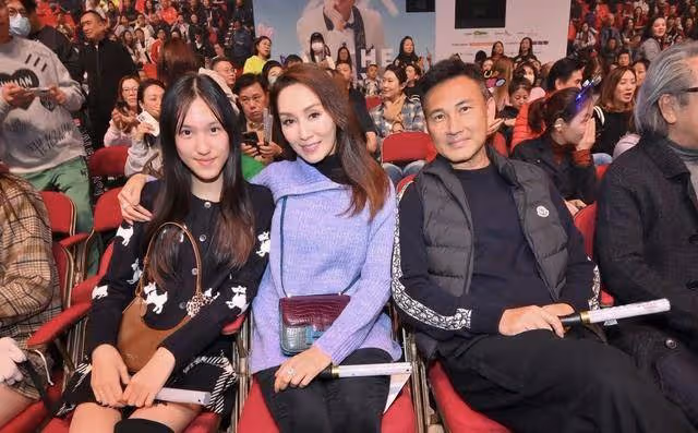 昔日TVB熒幕情侶同框零交流!各自帶家人看演唱會,因合作傳緋聞