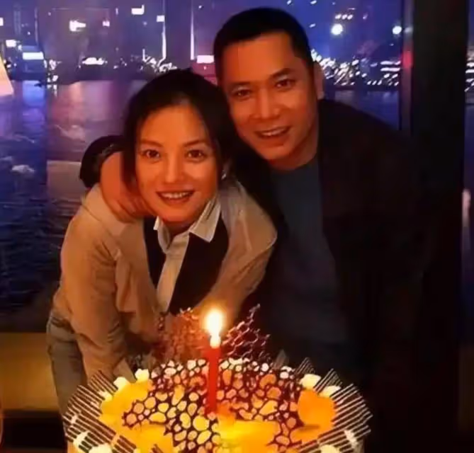 48歲趙薇官宣離婚,黃有龍被追債7.5億,婚姻散了,債務炸了!