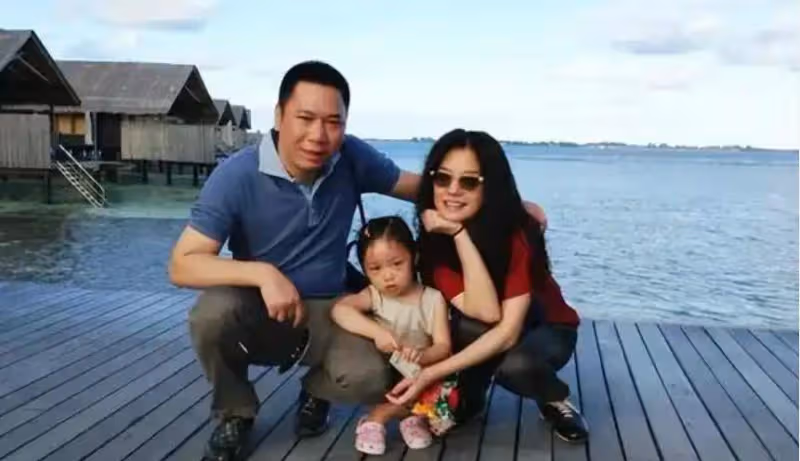 48歲趙薇官宣離婚,黃有龍被追債7.5億,婚姻散了,債務炸了!