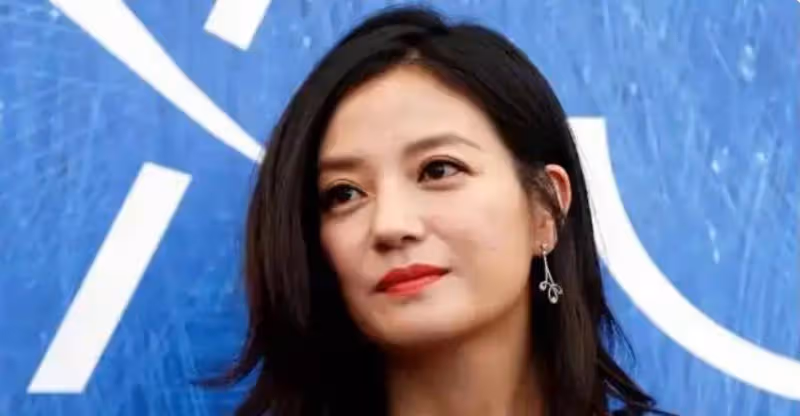 48歲趙薇官宣離婚,黃有龍被追債7.5億,婚姻散了,債務炸了!