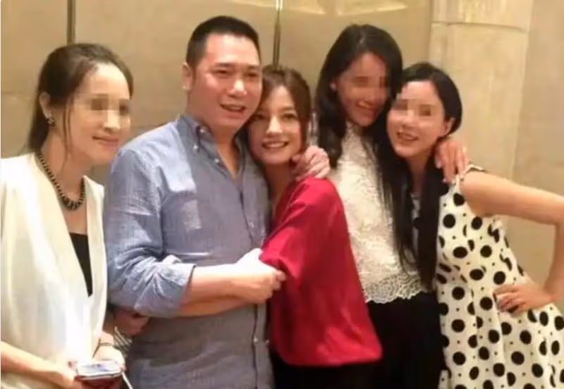 48歲趙薇官宣離婚,黃有龍被追債7.5億,婚姻散了,債務炸了!