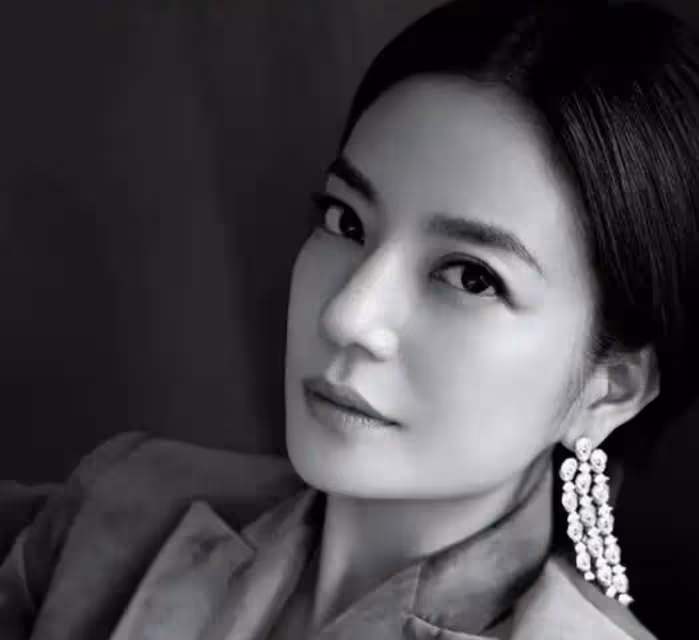 48歲趙薇官宣離婚,黃有龍被追債7.5億,婚姻散了,債務炸了!